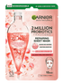 Różowe opakowanie maski w płachcie Garnier Skin Naturals z naczyniem z różowym płynem i pęcherzykami
