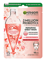 Różowe opakowanie maski w płachcie Garnier Skin Naturals z naczyniem z różowym płynem i pęcherzykami