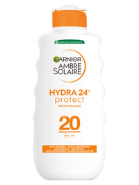 Biała butelka mleczka Garnier Ambre Solaire Hydra 24h Protect SPF 20 z pomarańczowym kapslem, na czarnym tle