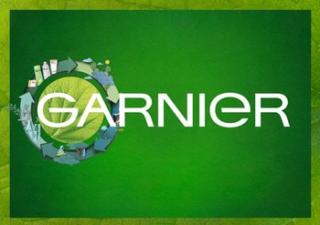 Białe logo Garnier z zielonym liściem, w grafice z produktami i naturalnymi składnikami