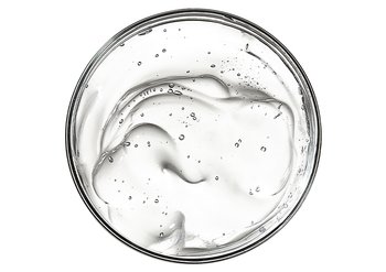 Przezroczysty, gęsty żel z drobnymi pęcherzykami w okrągłym naczynku, na białym tle