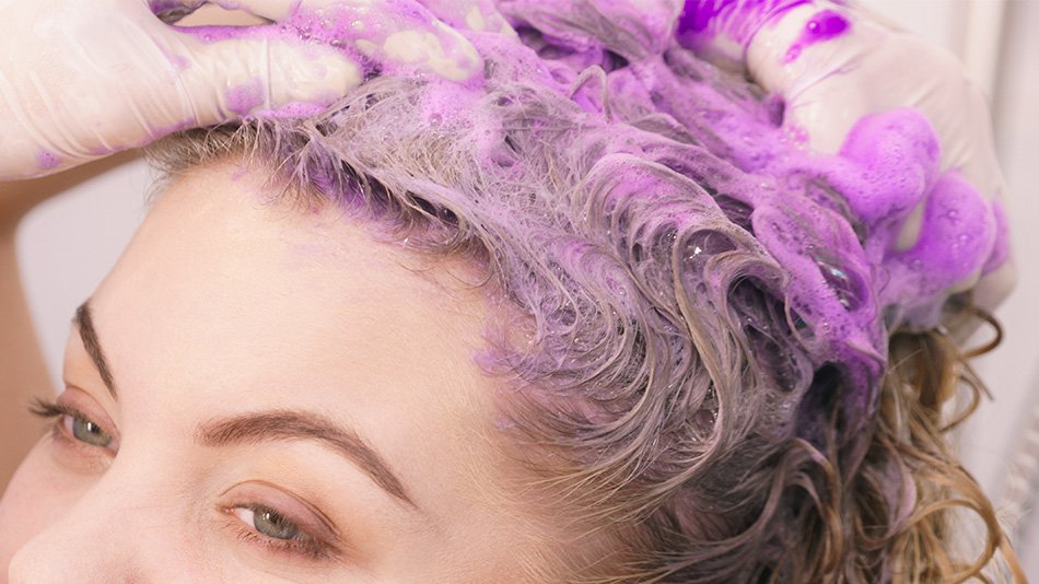 Jak zmyć szampon koloryzujący?